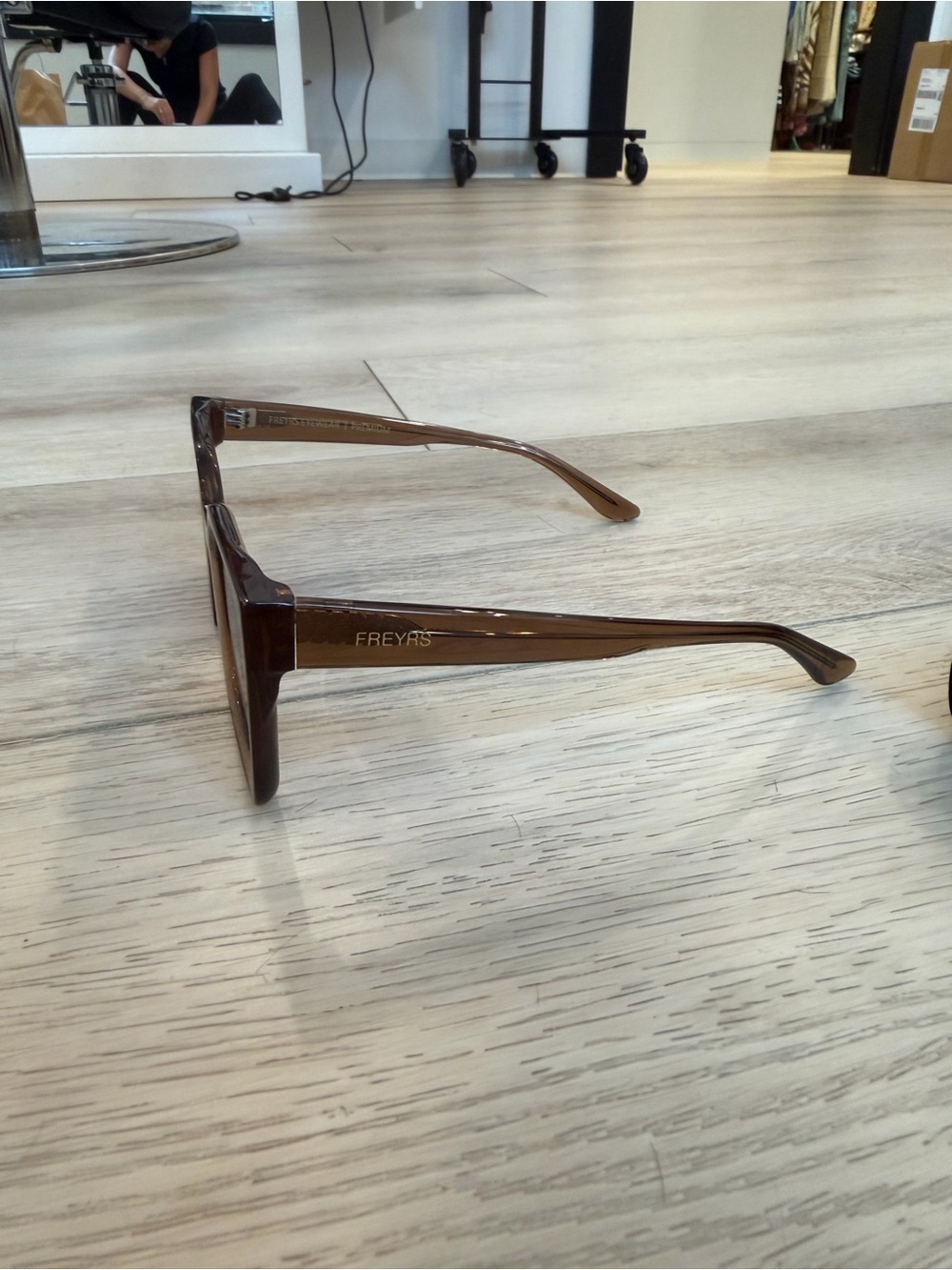Stylish Brown Square Women’s Sunglasses - Picture 2 of 2